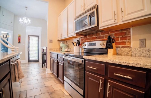 Faubourg Lafayette Apartment | Historic Stylish Townhouse | Steps to Streetcar