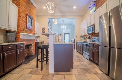 Faubourg Lafayette Apartment | Historic Stylish Townhouse | Steps to Streetcar