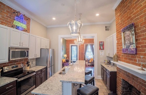 Faubourg Lafayette Apartment | Historic Stylish Townhouse | Steps to Streetcar