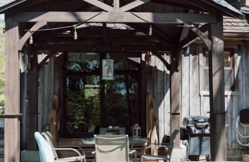 Charlestown Cabin | Historical and Spacious Shabby Cabin Retreat! Modern Amenities