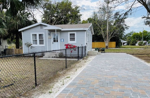 Bonita Springs Cottage | Historical Cottage Snowbird-Friendly/ Walk to Riverside Park & Downtown Coffee.