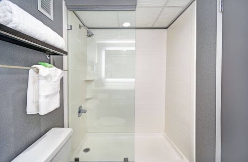 Downtown Memphis Hotel | Holiday Inn: 2Double Suite w/Gym close to Action