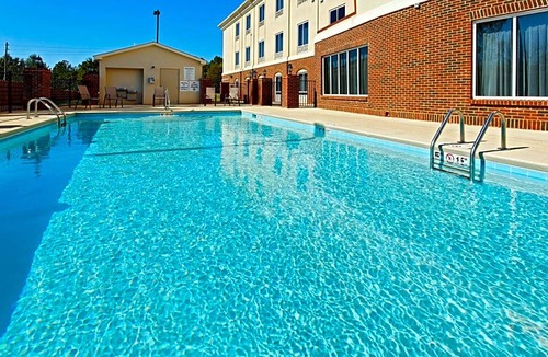 Talladega Hotel | Holiday Inn Express Hotel & Suites Talladega, an IHG Hotel