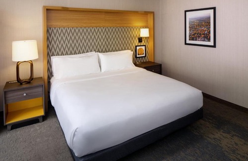 Charlottesville Hotel | Holiday Inn Express & Suites Charlottesville by IHG