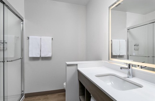 Twin Brook Hotel | Holiday Inn Express Chattanooga - Hamilton Place by IHG