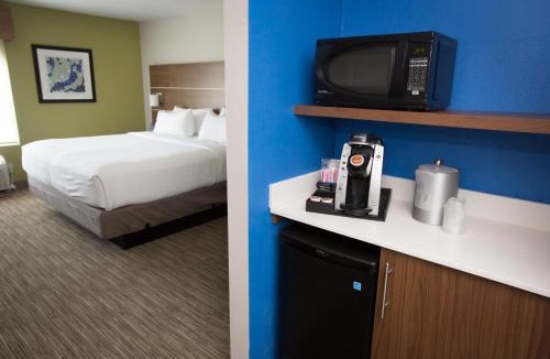Madison Hotel | Holiday Inn Express Hotel & Suites Madison by IHG