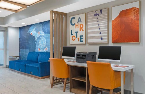 Charlotte Hotel | Holiday Inn Express Hotel & Suites Charlotte by IHG