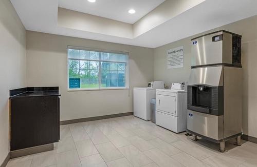 Charlotte Hotel | Holiday Inn Express Hotel & Suites Charlotte by IHG