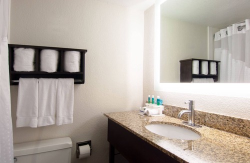 Nashville Hotel | Holiday Inn Express Hotel & Suites Spence Lane by IHG
