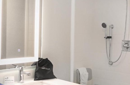 Little Woods Hotel | Holiday Inn Express New Orleans East by IHG