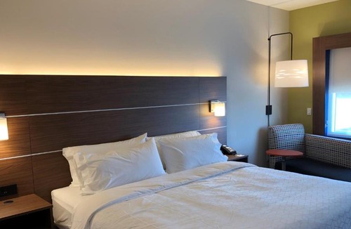 Springfield Hotel | Holiday Inn Express & Suites - Springfield North by IHG