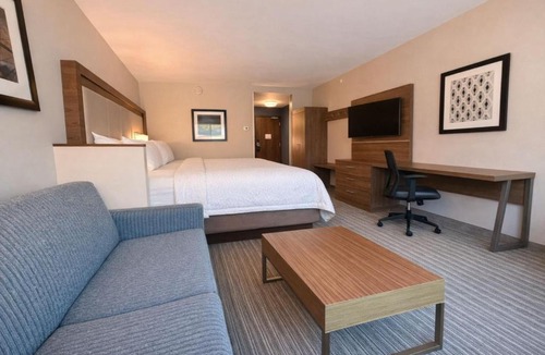 Ballantyne Hotel | Holiday Inn Express & Suites Charlotte - Ballantyne by IHG
