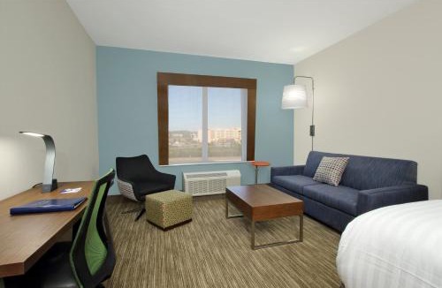 Columbus Hotel | Holiday Inn Express & Suites Columbus North by IHG