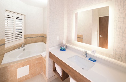 Gaylord Hotel | Holiday Inn Express & Suites Gaylord by IHG