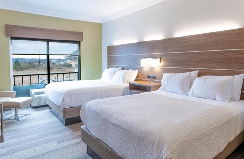 Macon Hotel | Holiday Inn Express & Suites Macon - I-475 by IHG