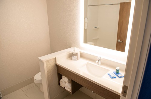 Dayton Hotel | Holiday Inn Express & Suites Dayton North - Vandalia by IHG