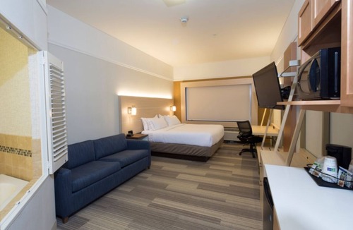 Chesterfield Hotel | Holiday Inn Express & Suites Chesterfield by IHG
