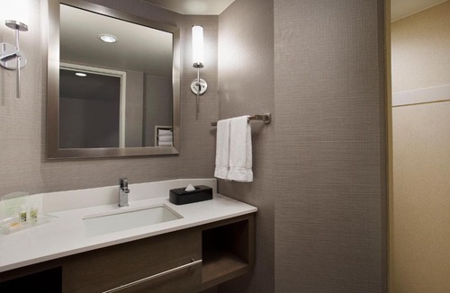 East Paris Hotel | Holiday Inn Grand Rapids-Airport by IHG
