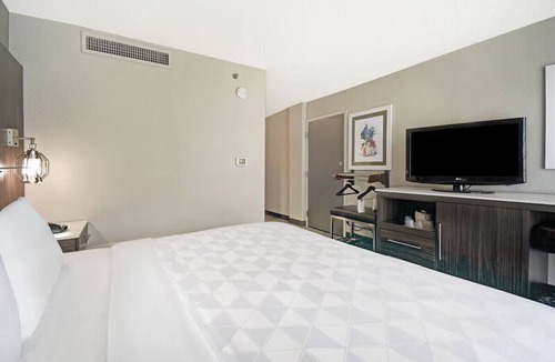Downtown Memphis Hotel | Holiday Inn King Suite w/Gym close to Action