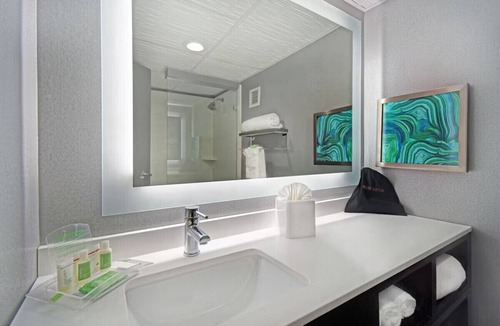 Downtown Memphis Hotel | Holiday Inn King Suite w/Gym close to Action