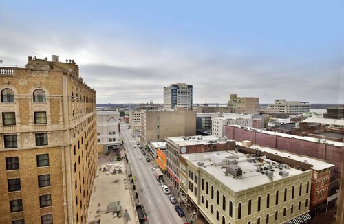 Downtown Memphis Hotel | Holiday Inn King Suite w/Gym close to Action