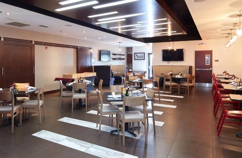 Stockbridge Hotel | Holiday Inn & Suites Stockbridge Atlanta I-75 by IHG