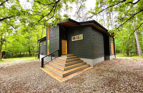 Pickens Cabin | HollywoodRegency|1Bd on Resort with Pool|Clubhouse