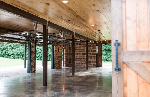 Knoxville House | Holston Springs Lodge and Venue