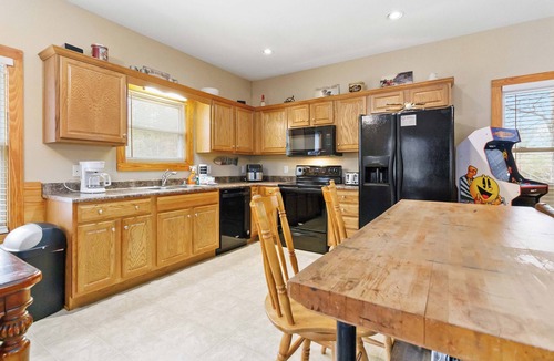 Sloans Valley House | Home Away From Home 25R- Fun, Lake Cumberland, Golf Carts, Pickleball, Pool