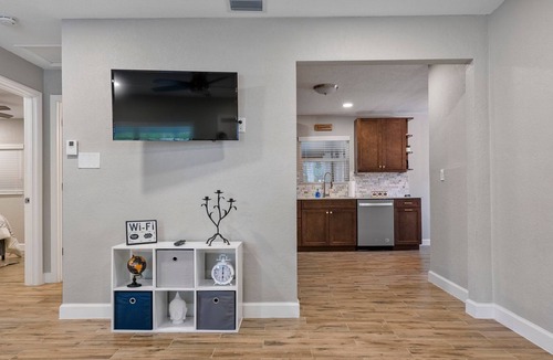 North Andrews Gardens House | *Home away from home 2BD 1Bath mins to the BEACH!