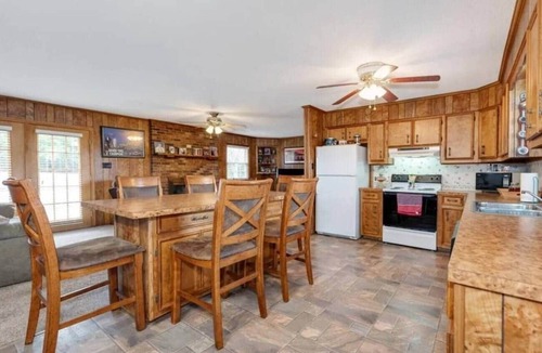 Arlington House | Home In Yadkin NC Pet Friendly w Kayaks⛱️🏝️🩱🌊👙☀️🐚