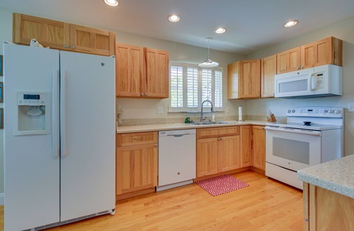 Williamstown House | Home w/Hot Tub + Deck ~ 3 Mi to Ark Encounter!