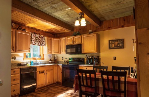 Logan Cabin | Homestead Cottage with hot tub & trails