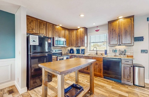 La Follette Condo | Homey Lakeview Condo, Sleeps 10・Pool/Tennis Access