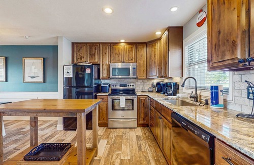 La Follette Condo | Homey Lakeview Condo, Sleeps 10・Pool/Tennis Access