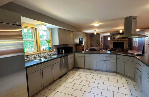 Salem House | Honey Homestead, 6 bedrooms, sleeps 11! Working farm. Perfect place to unplug.