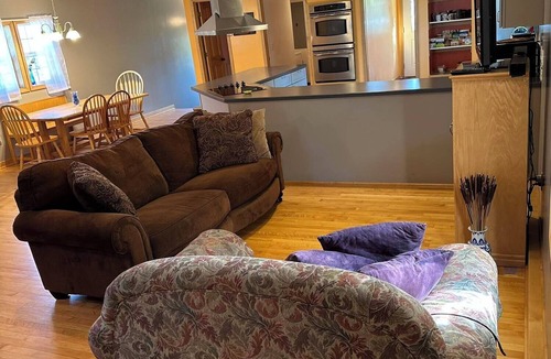 Salem House | Honey Homestead, 6 bedrooms, sleeps 11! Working farm. Perfect place to unplug.