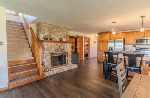 Hope Cottage | Hope Cottage Retreat, 6 BR and 3 Full bath, Sleeps 15