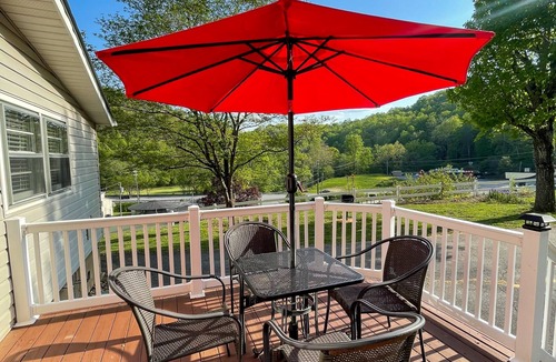 Cherokee Cottage | Hope's Cottage-Walk to the Casino! Wifi available & Motorcycle Friendly