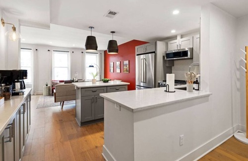 Central Northside Apartment | ★HostWise Stays★ Exposed Beams, Modern Vintage War Streets Charmer!