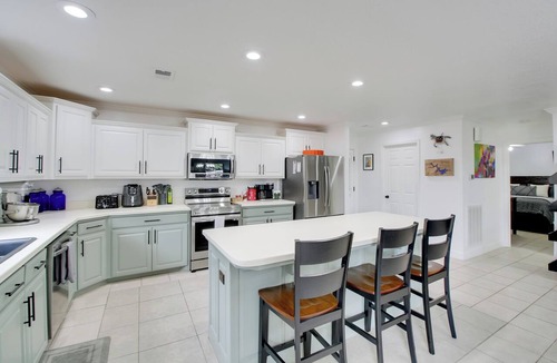 Hot Springs Condo | Hot Springs Retreat w/Fireplace on Lake!