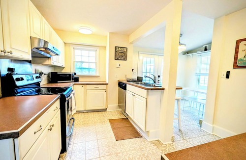 Luray House | Hot Tub! Arcade! Walk to Everything! Historic home perched atop Main Street!