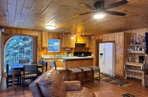 Christmas House | Hot tub*beautiful views*lakefront*close to PRNL