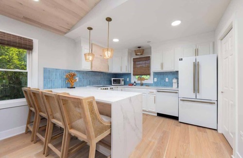 Colington House | Hot Tub, Bikes, and Beach Gear Included