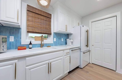 Colington House | Hot Tub, Bikes, and Beach Gear Included