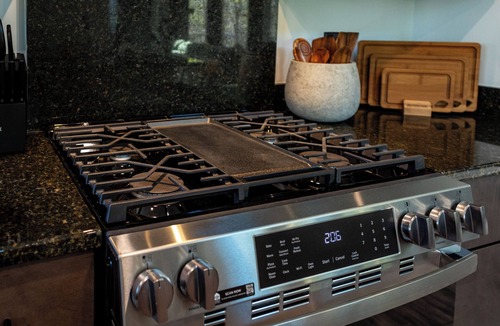 Talking Rock Cabin | Hot Tub Cabin| Pizza Oven | 3 King Suites | Winery