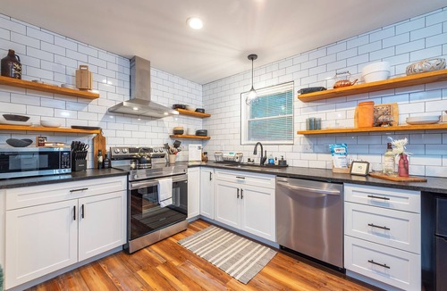 Leicester House | Hot tub, Deck, Fire Pit, Cozy Couples Spot