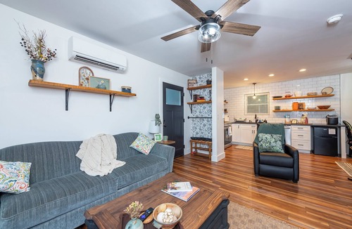 Leicester House | Hot tub, Deck, Fire Pit, Cozy Couples Spot