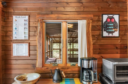 Berkeley Springs Cabin | Hot Tub, Fire Pit, Grill, Outdoor Shower & River