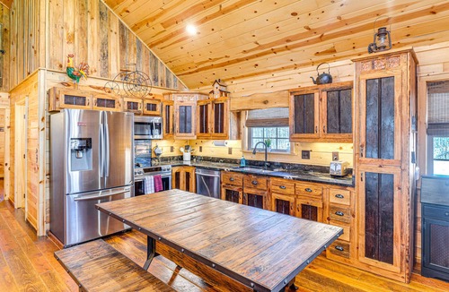 Murphy Cabin | Hot Tub + Fire Pit: Dog-Friendly Cabin in Murphy!